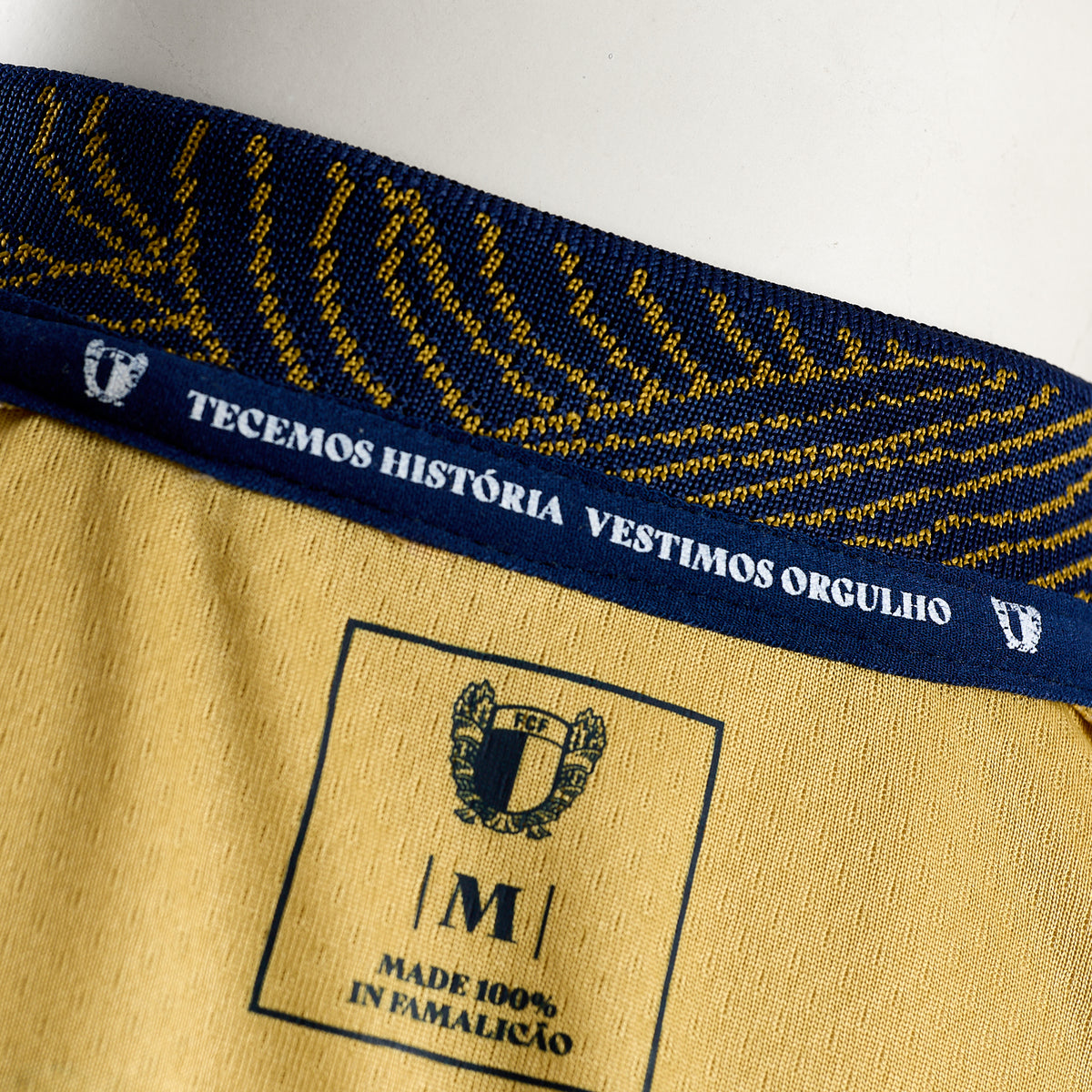 CAMISOLA 100% FAMALICÃO DOURADA